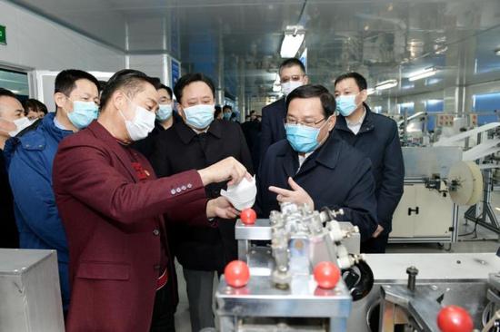 1月29日，市委书记李强前往松江口罩生产企业，调研企业防控物资生产情况。