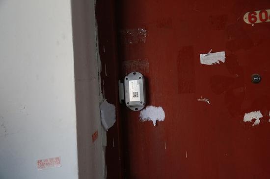 石泉路街道针对居家隔离观察人员安装“门体传感器”。