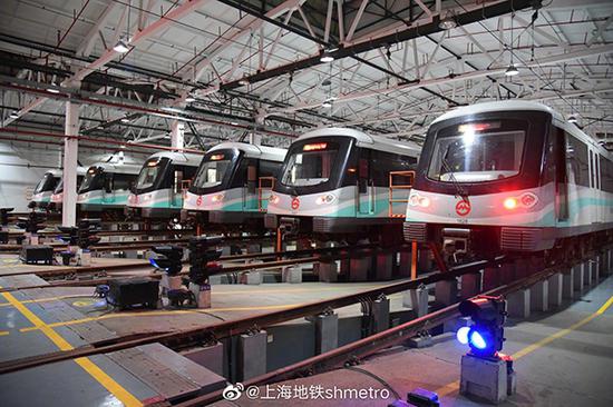 16号线新车停在基地,准备进行新车调试。本文图片 上海地铁提供