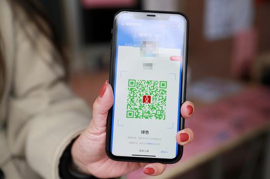 图说:居民出示绿色的随申码