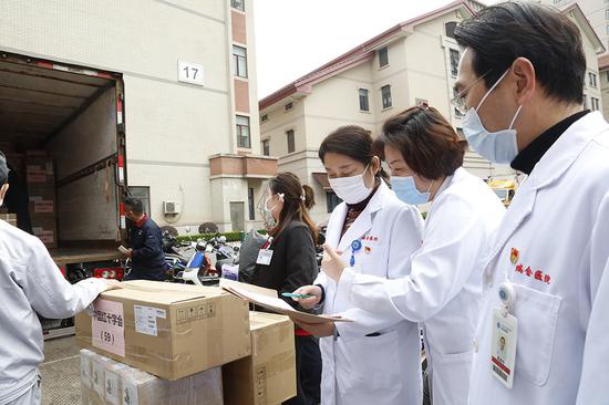 上海瑞金医院根据中国红十字会的要求，帮助筹措配备30张重症监护床位的医疗设备。