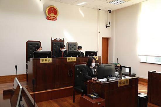 2020年3月17日,黄智博因虚构出售口罩事实骗取被害人11.7万元涉嫌诈骗案在上海市浦东新区人民法院公开开庭审理。本文图片均由 上海上海市浦东新区人民法院 提供
