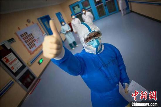 瑞金医院急诊科副主任医师杨之涛已经在武汉同济医院光谷院区的重症病区工作了6周。民盟上海市委会供图