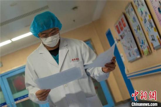 　　肩负病区医疗管理重任的杨之涛说，“我们作为援湖北留守的医疗队，一定要让大家安全地坚守到最后一位病人出院！”民盟上海市委会供图