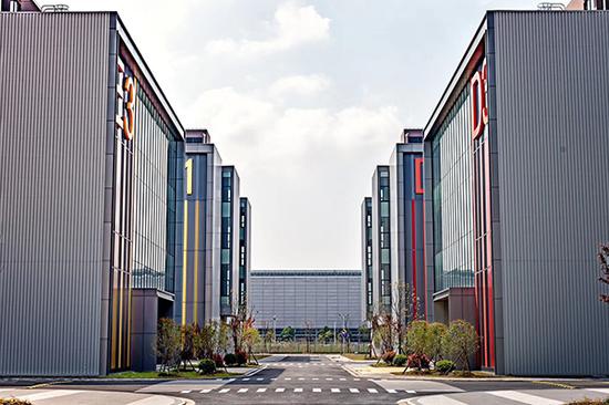 高高矗立的产业园区厂房