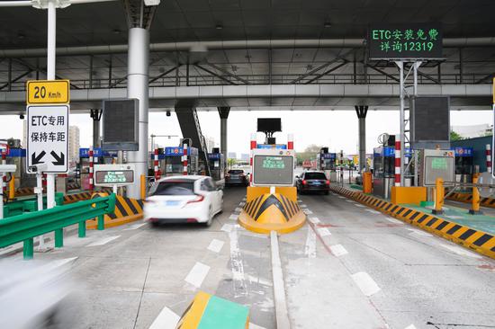 上海市高速公路联网收费系统升级。