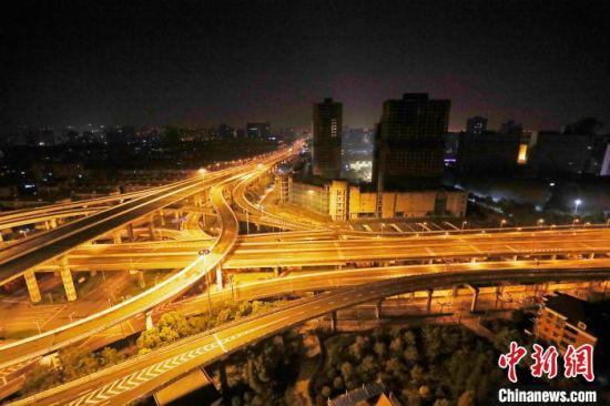 中环线道路进行临时交通管制。 殷立勤 摄