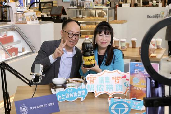 张简珍（右一）与台商一起推介品牌、推销产品。