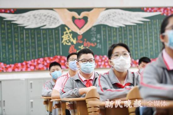 图说：同济二附中初中部的学生们，迎来了复学第一课 升旗仪式