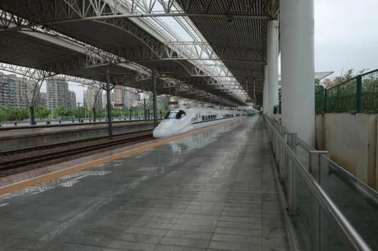 通沪铁路首趟重联动车组上线运行 许洋/摄