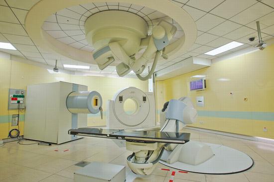 高精准在线CT影像验证治疗系统，提高治疗精度，对病灶实现精准制导。均为上海市质子重离子医院供图