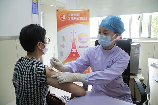 市民方女士成为上海市接种带状疱疹疫苗的第一人。澎湃新闻记者 胡岑 图