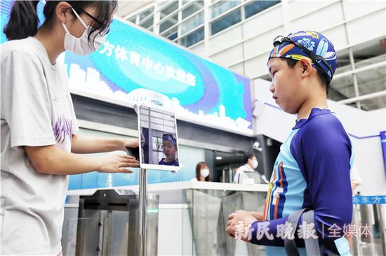 图说：iPad“刷脸”即可验证入场 新民晚报记者 李铭珅 摄