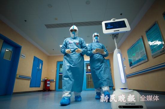 图说：人工智能医护机器人“瑞金小白” 新民晚报记者 徐程 摄（下同）