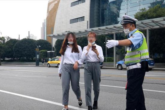 横穿马路被处罚称运气不好的女子。  浦东警方供图