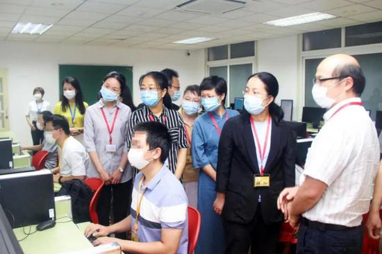 7名考生家长代表在中心组专家的陪同下参观2020年高考数学科目评卷现场