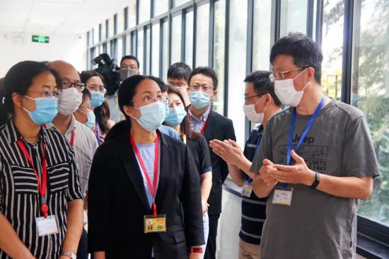 中心组专家向考生家长代表介绍评卷流程 本文图片均为“上海教育”公众号 图