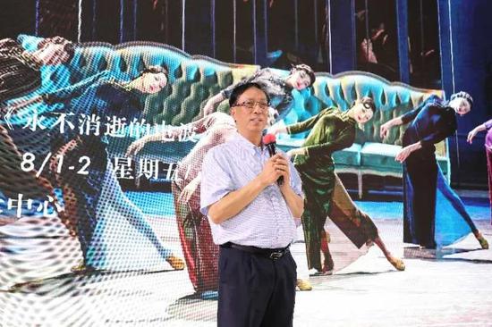 　上海歌舞团团长陈飞华介绍《永不消失的电波》