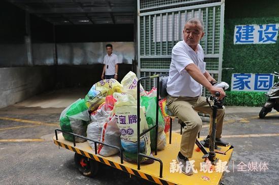 图说:驳运小车直接开进门,一袋袋装修垃圾有了“遮风避雨”的地方