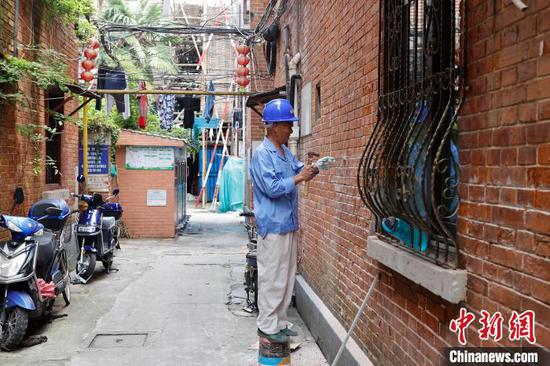 工作人员正在对恒丰里的外墙进行修缮。 殷立勤 摄