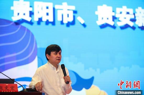 图为张文宏在贵阳作疫情防控专题讲座。 瞿宏伦 摄
