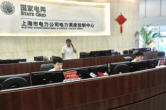 国网上海电力调控中心员工坚守岗位保障申城用电安全 图片来源:国网上海电力