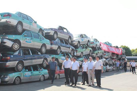 图说：上海交通执法部门一直在重拳出击整治克隆出租车