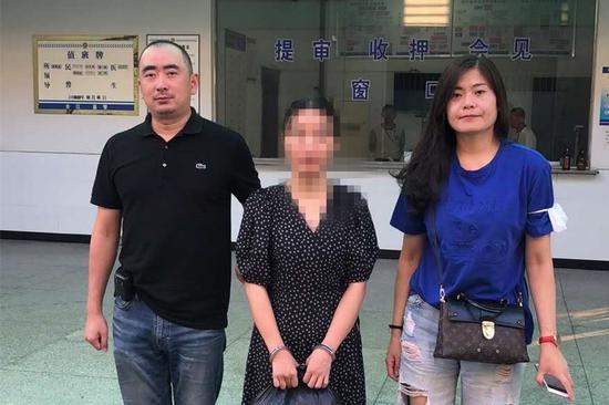 在逃两年犯罪嫌疑人曾女士被抓捕归案。浦东警方供图