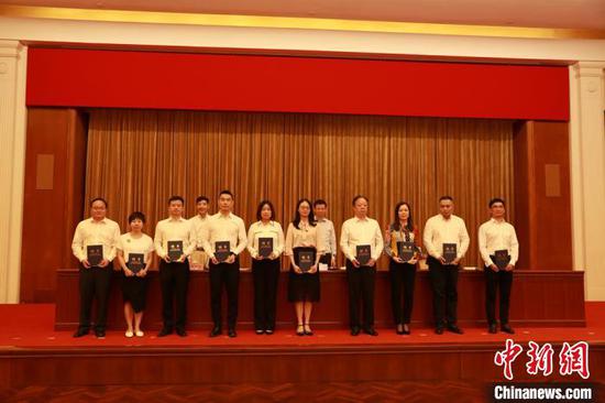 上海10名首席质量官代表获颁聘书。上海市场监管局供图