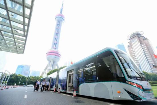 9月2日，在上海国际会议中心正在门口，全球首列数轨列车将亮相。 本文图片由上海国际展览中心有限公司提供