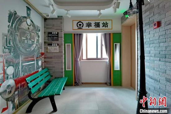 “记忆家园”内,每一层电梯门打开,不同的记忆场景映入眼帘。 康玉湛 摄