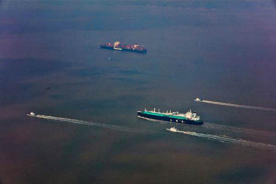 图说:海事“海陆空”立体护航lng船进出港