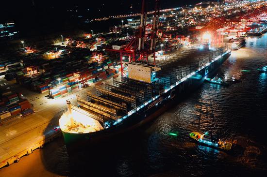 全球首艘23000标箱级天然气动力集装箱船缓缓靠泊洋山港二期码头   上海边检 图