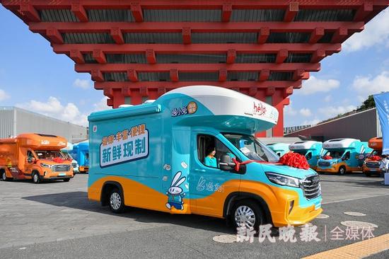 图说:40辆早餐车从中华艺术宫出发 来源/新民晚报记者 陈梦泽 摄