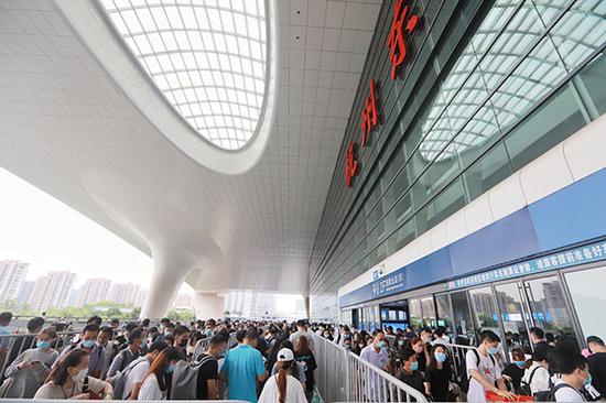 杭州东站东进站口,旅客在有序排队进站。