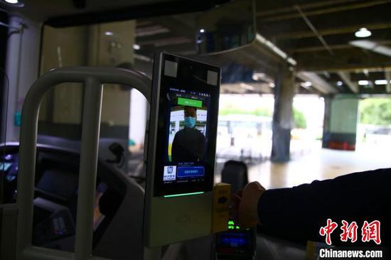 在公交车驾驶室区域附近设置了人脸测温一体机。 徐一冉 摄