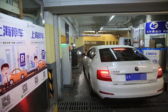 市民使用“上海停车”APP停车。王雨青 图