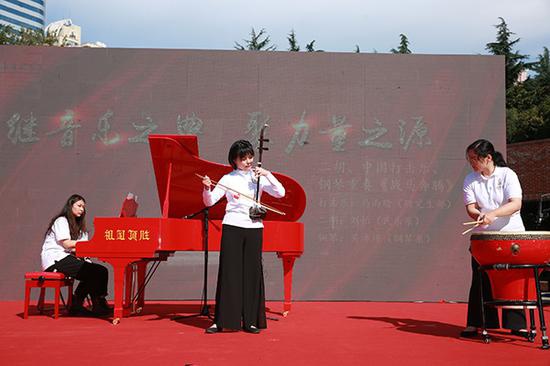 音乐党课上,以多元的音乐表演形式展现多部红色音乐作品。