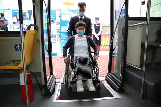 久事公交集团的驾驶员展示进博会接驳公交线“白金刚”的无障碍设施操作流程。王雨青 图
