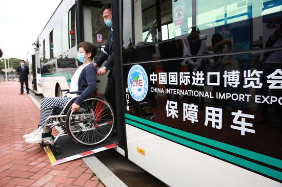 久事公交集团的驾驶员展示进博会接驳公交线“白金刚”的无障碍设施操作流程。王雨青 图