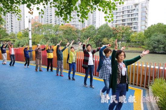 图说：西康路桥至宝成桥段绿道上，市民在锻炼