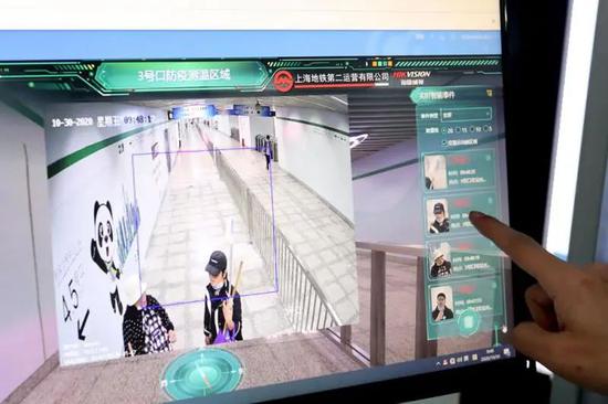 乘客未佩戴口罩,设备报警并在屏幕右侧显示