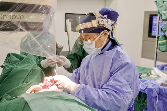 现场手术照片 本文图片均为上海市第一人民医院供图