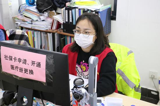 邓仁嘉在帮老人做基本信息二维码。打印出来后,老人可以凭码核酸检测。