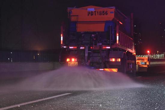 道路救援车在喷洒工业盐