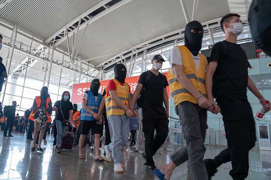 75名犯罪嫌疑人被押回上海。