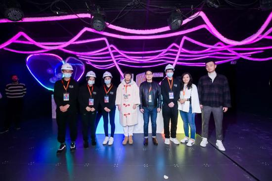 为理想打工人团队授予上岗工作证和展览限定打工人安全帽