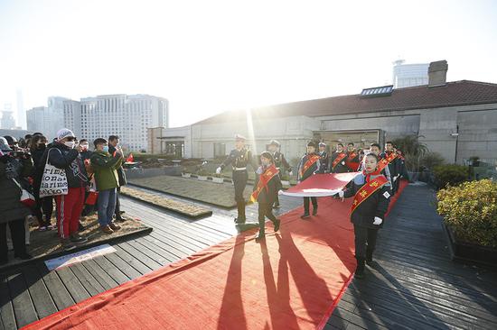 黄浦区青少年在上海市历史博物馆升国旗。 共青团黄浦区委员会 供图