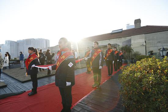 黄浦区青少年在上海市历史博物馆升国旗。 共青团黄浦区委员会 供图