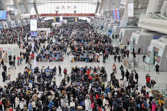 杭州东站旅客有序出行。